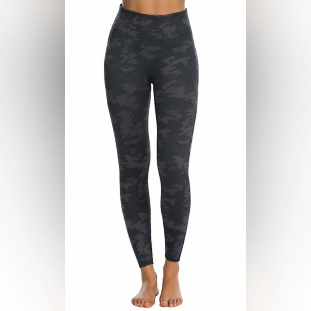 SPANX - Look at Me Now - Black Camo 2 pc (S-Crop) & (M-Legging) Set - Picture 2 of 4